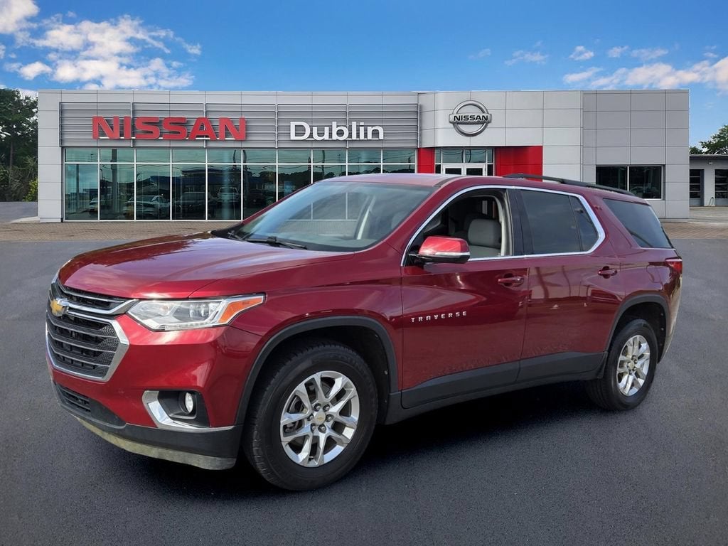 2019 Chevrolet Traverse LT Cloth in Cajun Red Tintcoat — front three-quarter view