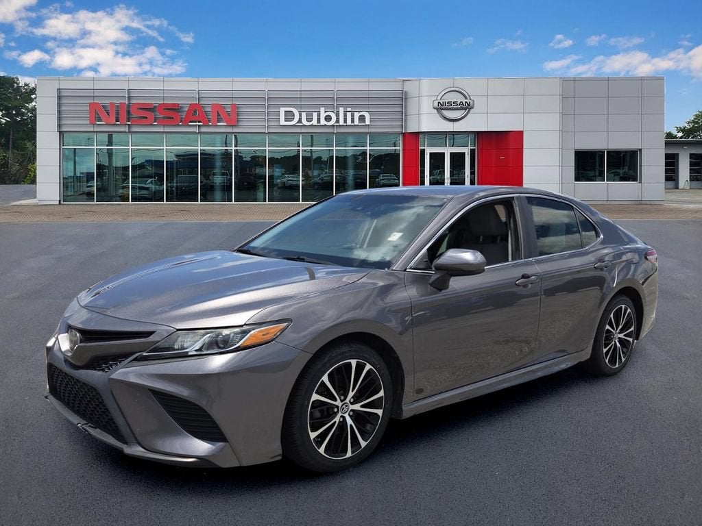 2018 Toyota Camry SE in Gray — front three-quarter view